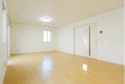 清潔感のある白を基調としたリビングは、無駄のないシンプルな造りで、ライフスタイルに合わせて自由な空間作りを楽しめる広がりと落ち着きを兼ね備えています