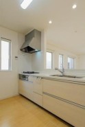 すっきりとした白を基調とした空間は、清潔感があり心地よい調和を感じさせます。日々の暮らしに自然と馴染む、整えられたシンプルなデザインが、静かで穏やかな時間を演出してくれます