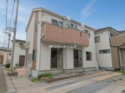 周囲の街並みと穏やかに調和する、親しみやすく落ち着いた佇まいの住まい。機能的なフォルムとあたたかみのある外観デザインが、日々の暮らしに心地よい安らぎと安心感をもたらしてくれます