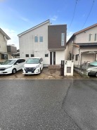 前面道路は6mの幅があり、車の出し入れもスムーズに行える落ち着いた佇まいの住まいです
