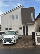 ツートンカラーの外観が洗練された印象を与え、街並みに調和する落ち着いた佇まいの住まいです