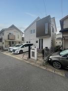 清潔感のある白を基調とした外壁に、空の青さが映える、爽やかで開放的な佇まいが印象的です