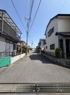 すっきりと伸びた道が、心地よい開放感をもたらします。長く住み続けたいと思える穏やかな環境です