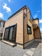 周囲と調和するナチュラルな色合いの外観。日々の暮らしを優しく包み込む、落ち着いた表情が魅力です
