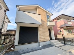 木目の温かみとモダンな外観が調和する、洗練された佇まいが日々の暮らしを穏やかに整えてくれます
