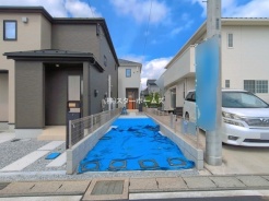 閑静な住宅街に佇む、すっきりと整った外観。日々の暮らしを穏やかに包み込む落ち着きのある住環境です
