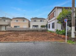 開放感のある空が広がり、周囲の落ち着いた街並みと調和する穏やかな住環境です