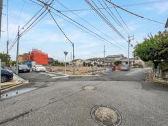 見通しの良い角地に位置する、ゆとりある敷地。周囲の環境と調和する、心地よい日常が叶います