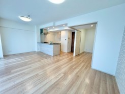 すっきりと整えられたシンプルな空間に、柔らかな質感が調和する穏やかな佇まいです