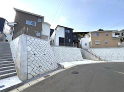 東側道路に面しており、朝からやわらかな自然光が差し込む明るい住環境。風通しも良好で、心地よい暮らしを叶えます。周辺には生活施設も揃い、安心して暮らせる立地です。