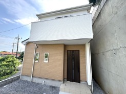 素材の風合いとツートンカラーが美しく調和した外観。街並みに自然と馴染む、落ち着きあるデザインの住まいです。