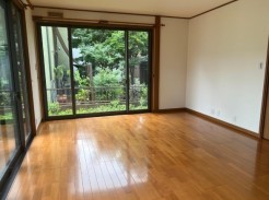 豊かな緑の景色を日常の風景として楽しめる4面採光の心地よい空間です