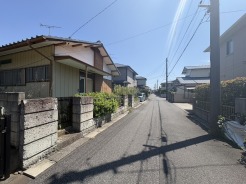 前面道路は約5メートルの幅員があり開放感を感じられる整った街並みが広がっています