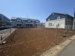 青空が広がり心地よい風が吹き抜ける開放的な敷地です