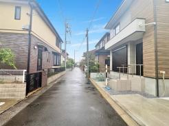 北側に面した道路があり、自然光がたっぷり入る明るい環境。穏やかな風が心地よく通り、快適な暮らしを叶えます。周辺環境も充実しており、安心して過ごせる立地です。