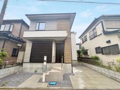 木目のアクセントが上品な印象を与える外観デザイン