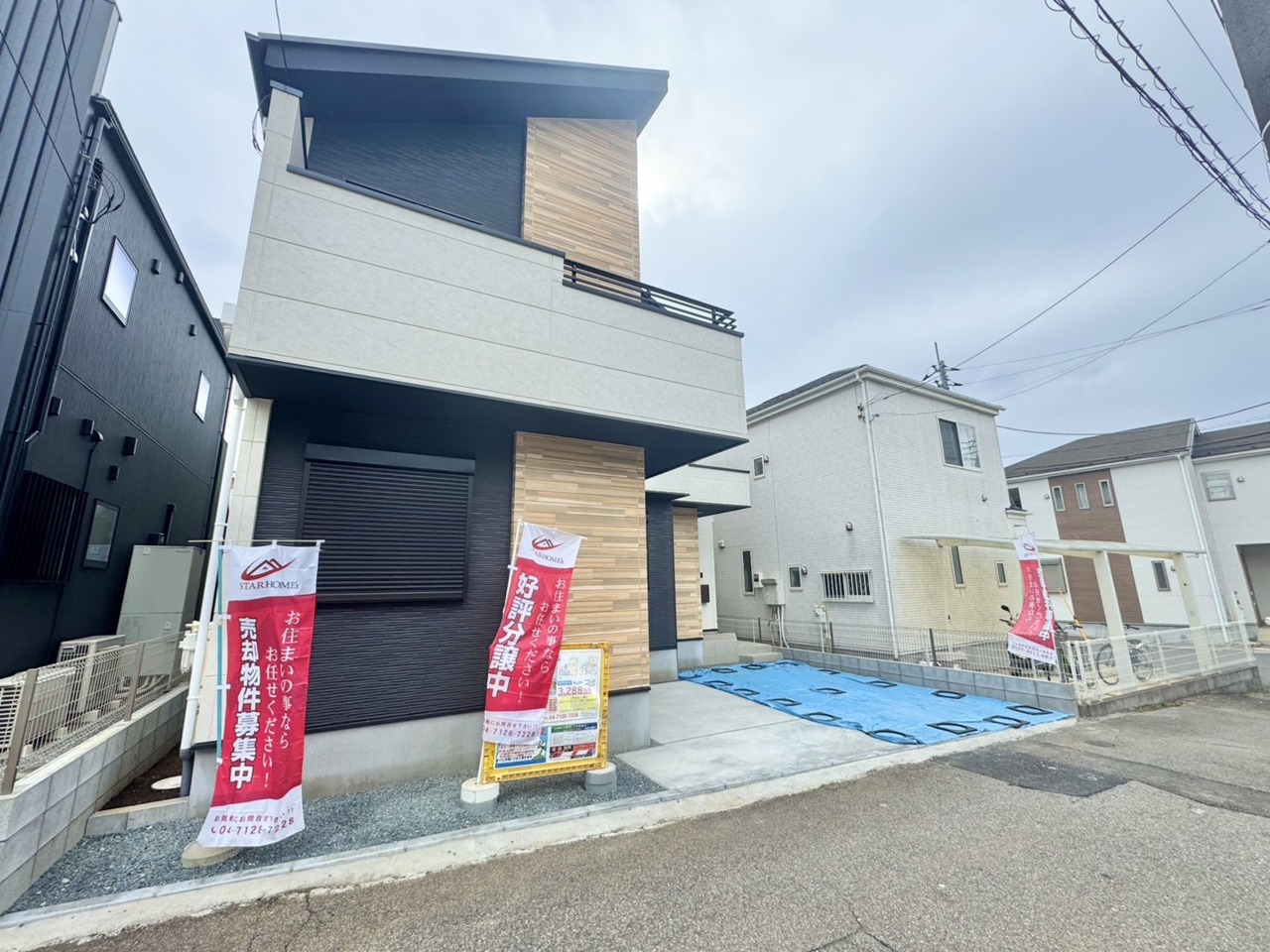北側に面した道路があり静かな環境です。穏やかな風が心地よく通り、快適な生活空間を演出。周辺環境も充実し、安心して暮らせる場所です。
